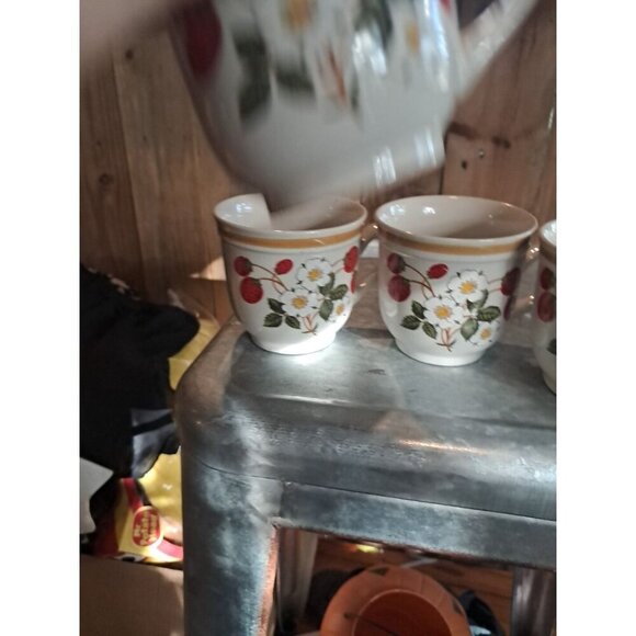 Sheffield Strawberries 'n Cream Stoneware Mugs Set Of 4 - Picture 2 of 2